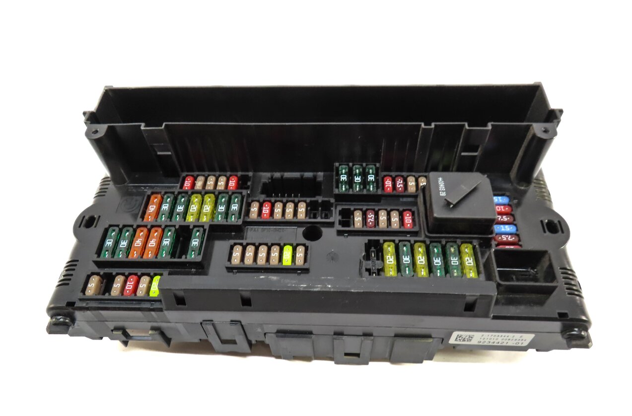 Thumbnail 2: 2011 BMW 535i (F10) FRONT POWER DISTRIBUTION FUSE BOX