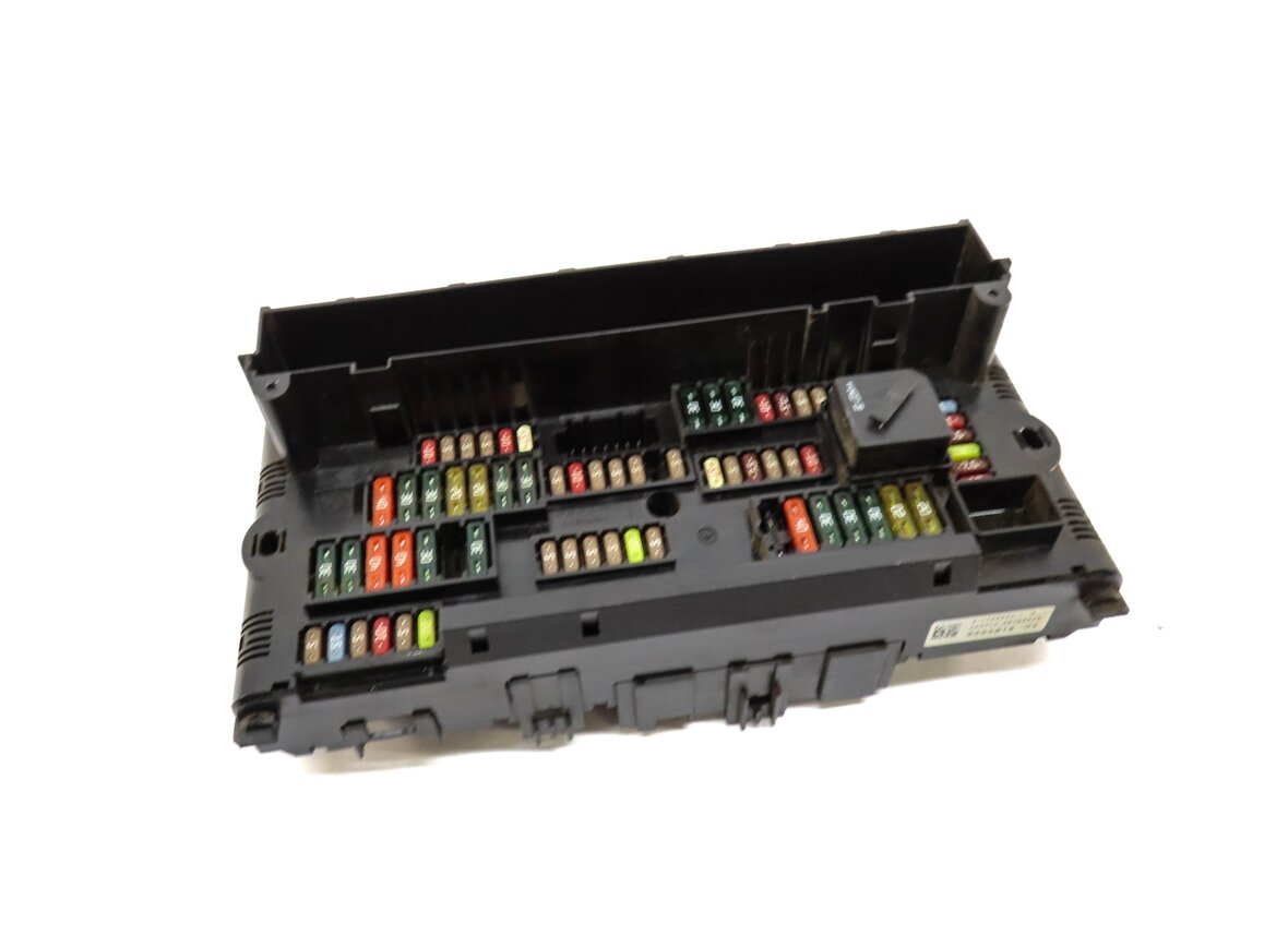 2015 BMW 750Li (F01) FRONT POWER DISTRIBUTION FUSE BOX
