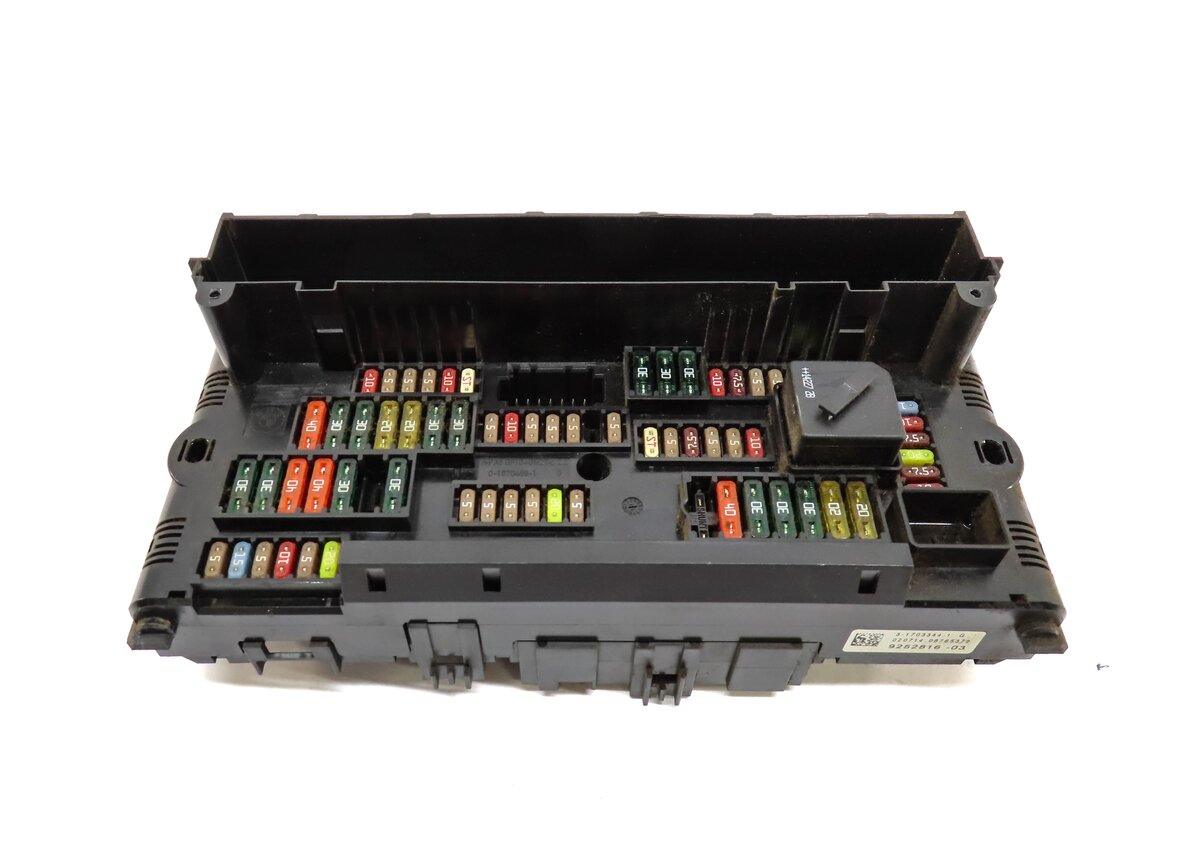 Thumbnail 2: 2015 BMW 750Li (F01) FRONT POWER DISTRIBUTION FUSE BOX