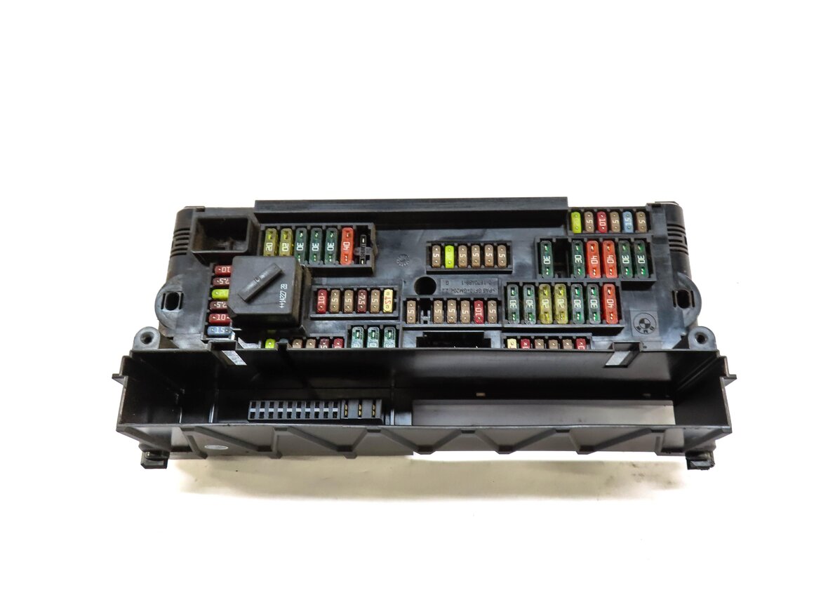 Thumbnail 3: 2015 BMW 750Li (F01) FRONT POWER DISTRIBUTION FUSE BOX