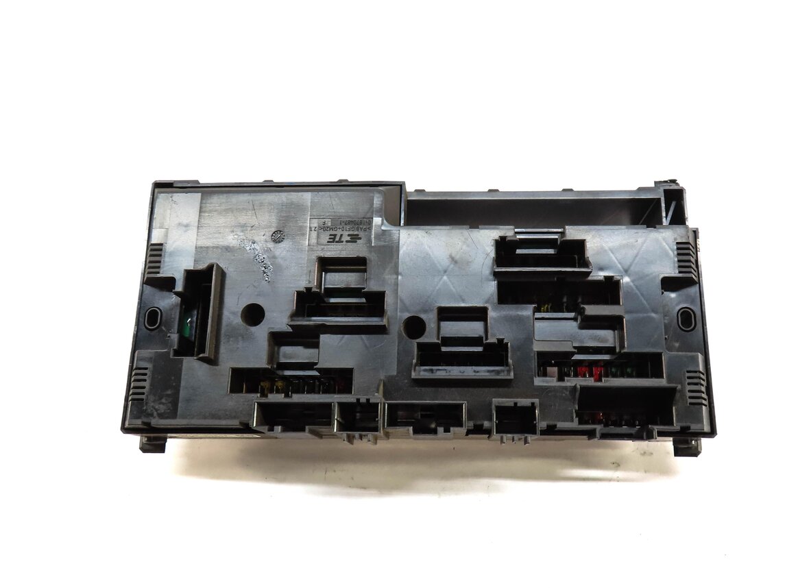 Thumbnail 4: 2015 BMW 750Li (F01) FRONT POWER DISTRIBUTION FUSE BOX
