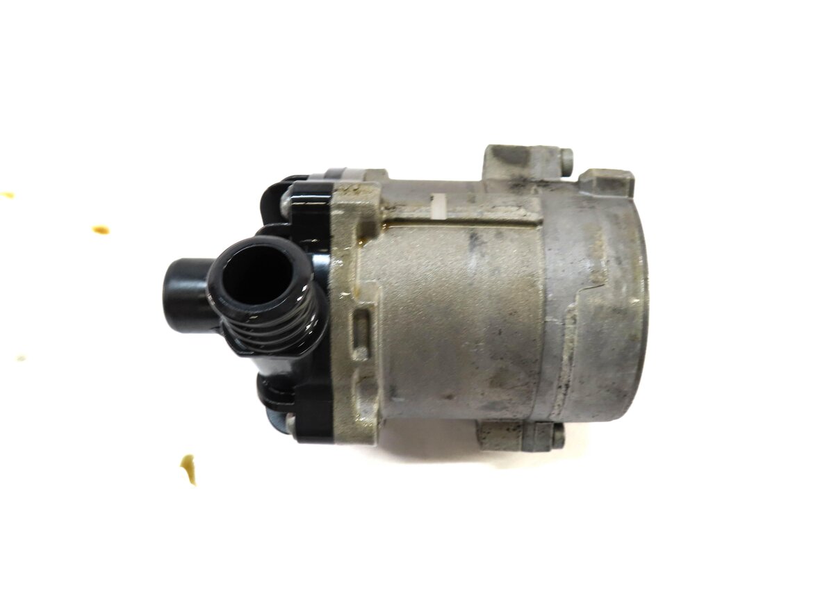 Thumbnail 3: 2015 BMW 750Li (F01) 4.4L (N63) ENGINE SECONDARY AUXILIARY ELECTRIC WATER PUMP