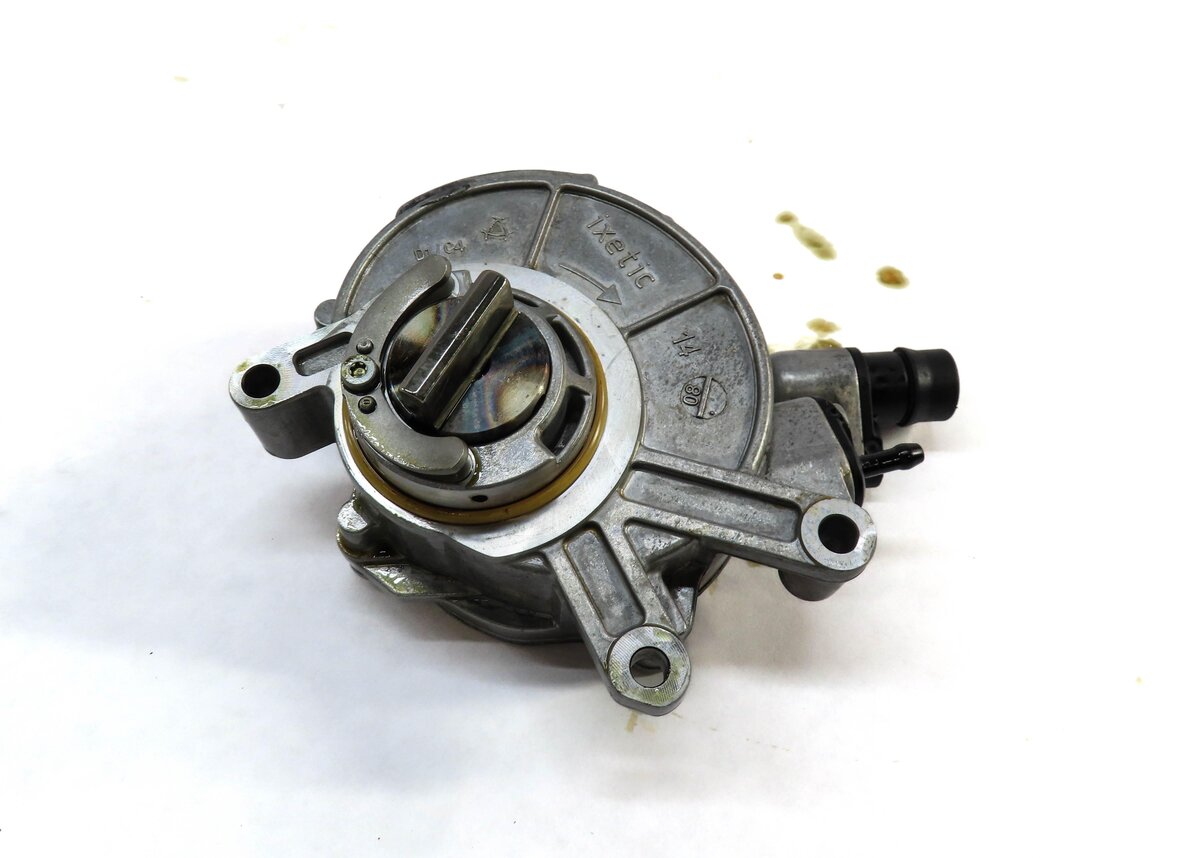 Thumbnail 2: 10-17 BMW 5 7 M5 X6 X6 X5M X6M (F01 F10 F15 F16 F85 F86) 4.4L BRAKE VACUUM PUMP
