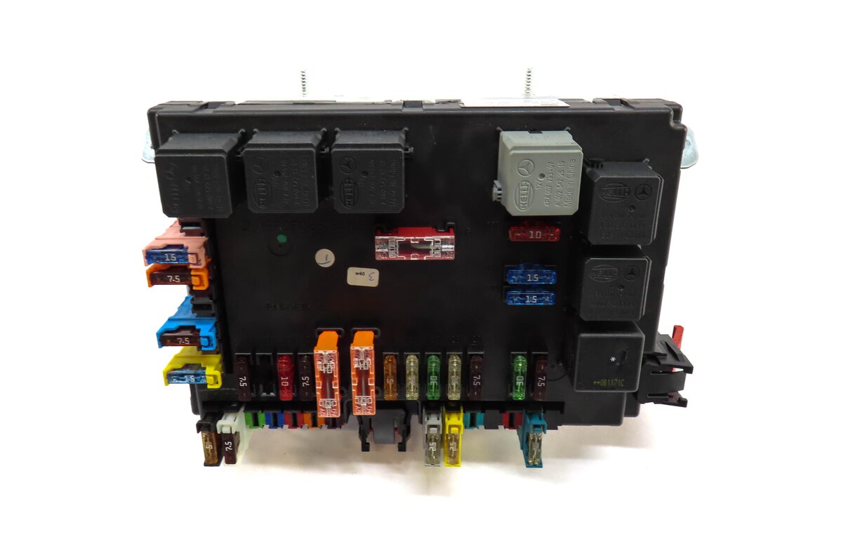 Thumbnail 3: 2011 MERCEDES S63 AMG W221 REAR SIGNAL ACQUISITION MODULE (SAME) FUSE RELAY BOX
