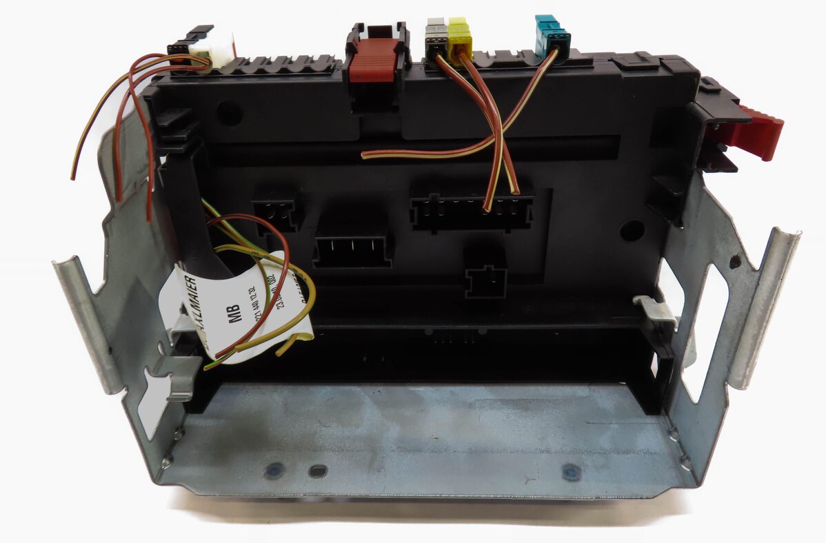 Thumbnail 4: 2011 MERCEDES S63 AMG W221 REAR SIGNAL ACQUISITION MODULE (SAME) FUSE RELAY BOX