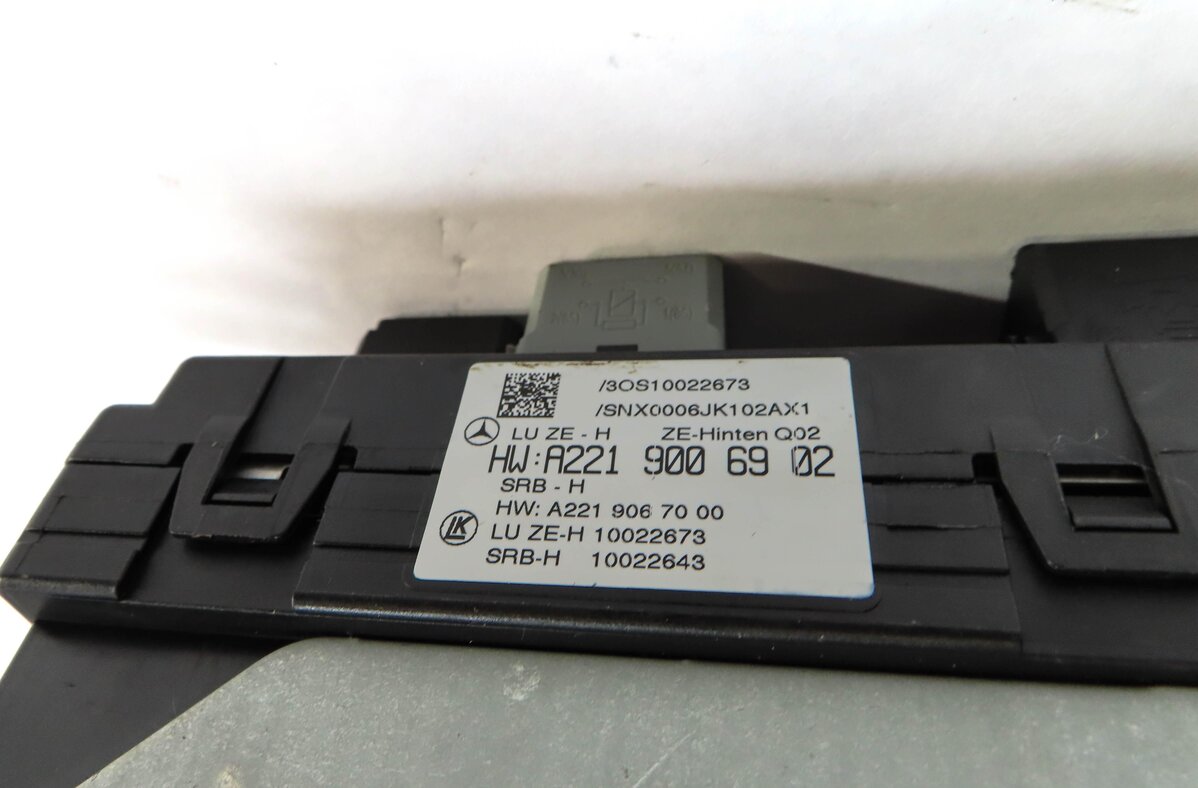 Thumbnail 5: 2011 MERCEDES S63 AMG W221 REAR SIGNAL ACQUISITION MODULE (SAME) FUSE RELAY BOX