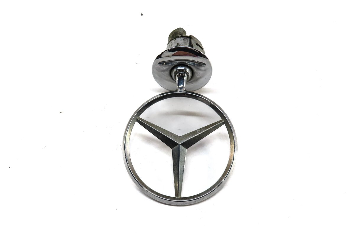 Thumbnail 3: 2011 MERCEDES S63 AMG (W221) HOOD EMBLEM LOGO