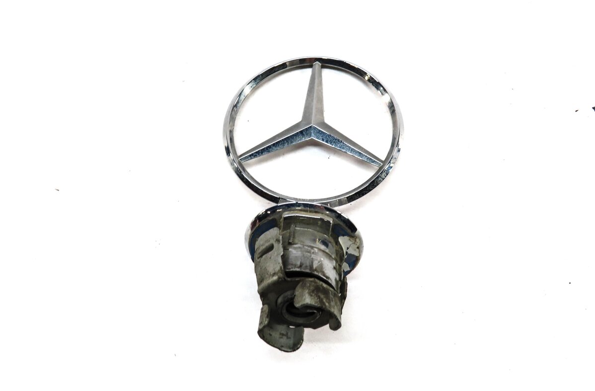 Thumbnail 4: 2011 MERCEDES S63 AMG (W221) HOOD EMBLEM LOGO