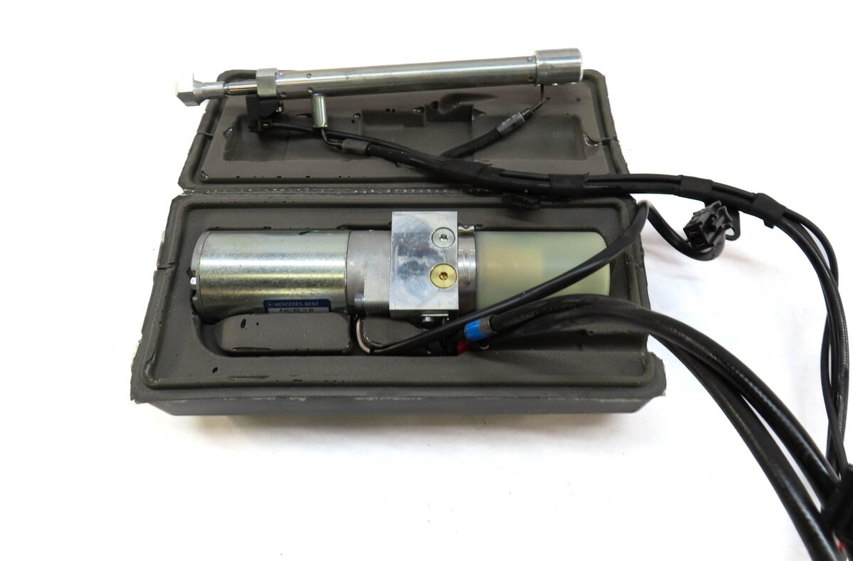 Thumbnail 3: 2011 MERCEDES S63 AMG (W221) TRUNK HYDRAULIC PUMP w/ RAM & LINES 2218001548