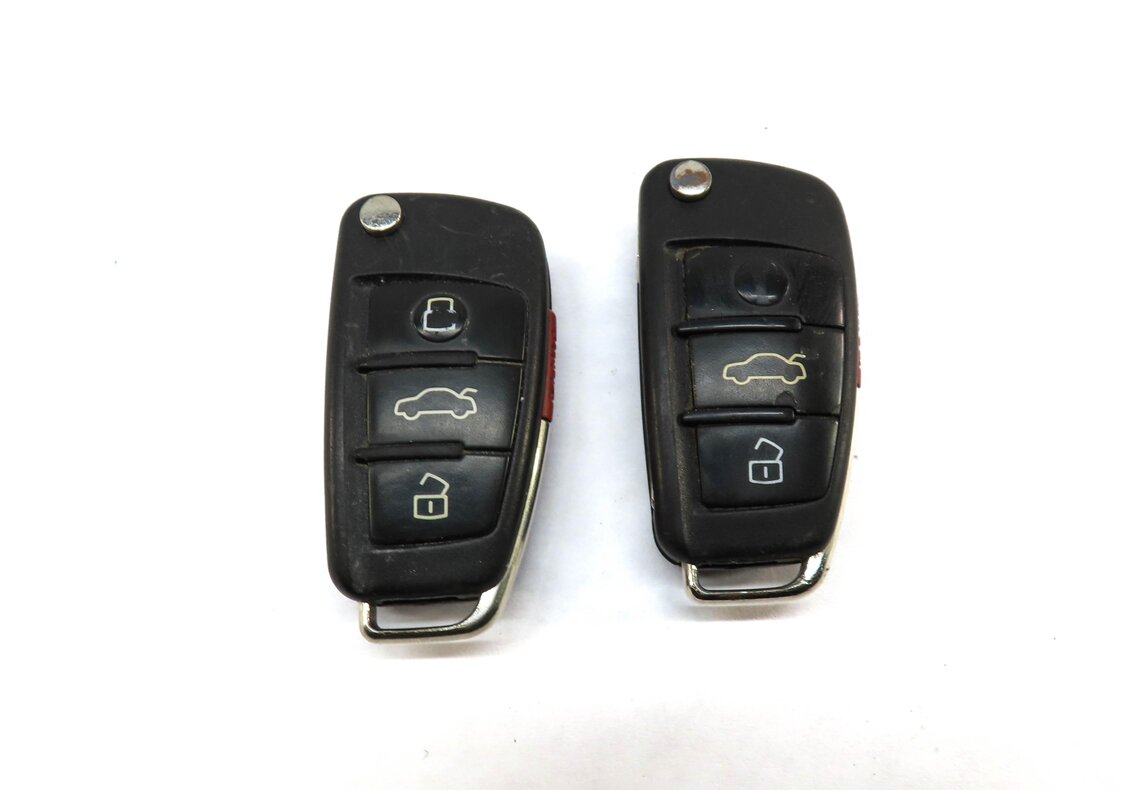 Thumbnail 2: 2015 AUDI A3 (8V) KEY FOB SET OF 2