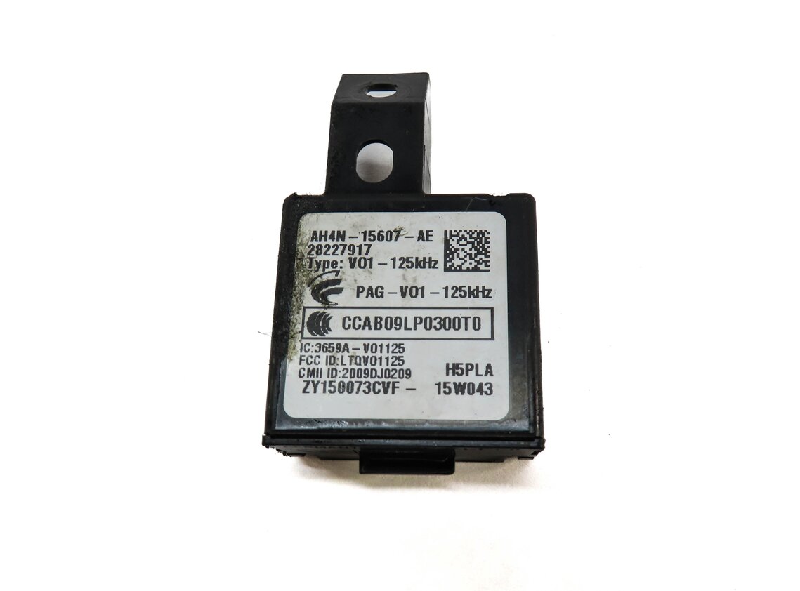 Thumbnail 2: 2015 RANGE ROVER (L405) KEYLESS ENTRY ANTENNA MODULE