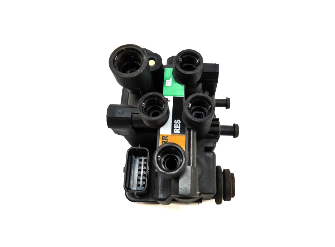 Thumbnail 2: 2015 RANGE ROVER (L405) AIR SUSPENSION VALVE BLOCK