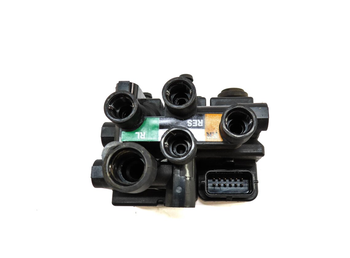 Thumbnail 3: 2015 RANGE ROVER (L405) AIR SUSPENSION VALVE BLOCK
