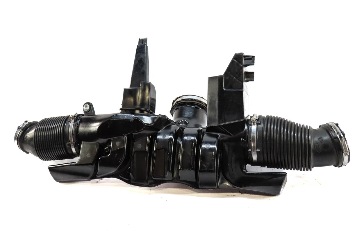 Thumbnail 1: 2015 RANGE ROVER (L405) SUPERCHARGED - AIR INLET INTAKE RESONATOR DAMPER BOX
