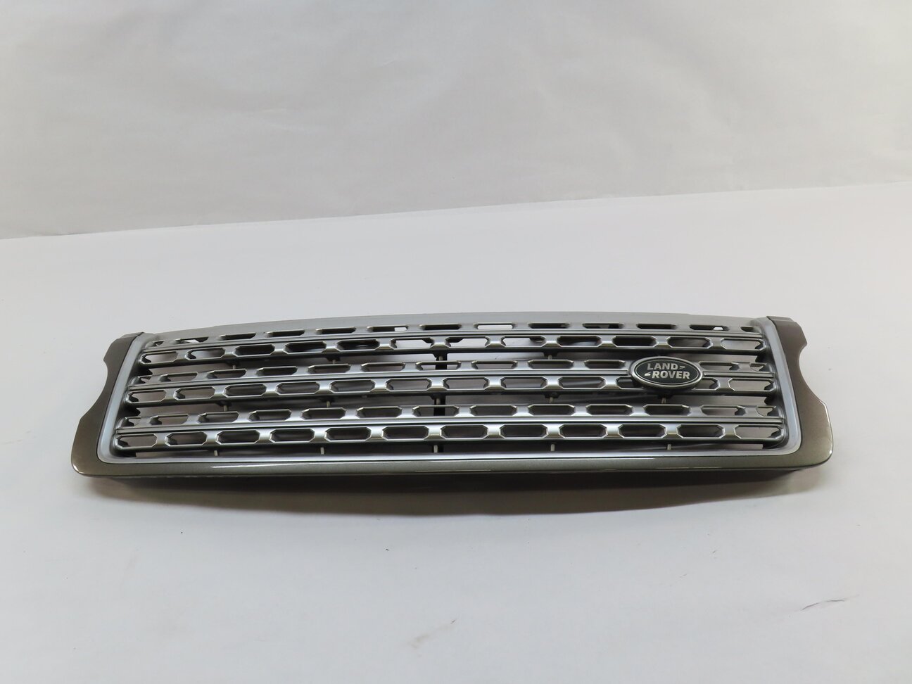 Thumbnail 2: 2014-2017 RANGE ROVER (L405) FRONT CENTER UPPER HOOD GRILLE AIR VENT GRILLE TRIM