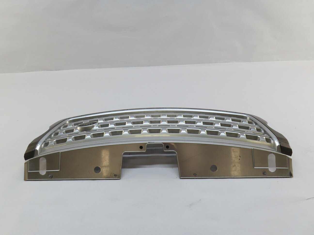Thumbnail 3: 2014-2017 RANGE ROVER (L405) FRONT CENTER UPPER HOOD GRILLE AIR VENT GRILLE TRIM