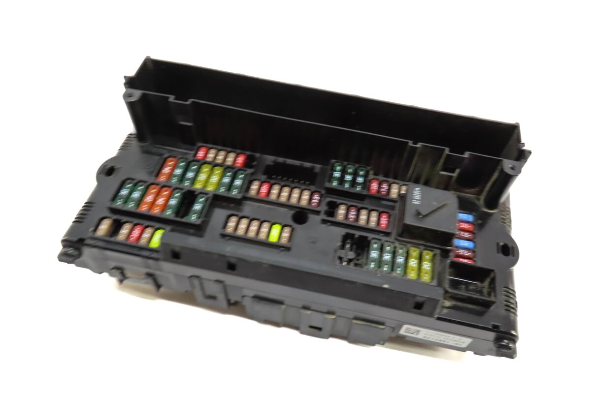 2011 BMW 535i (F10) FRONT POWER DISTRIBUTION FUSE BOX