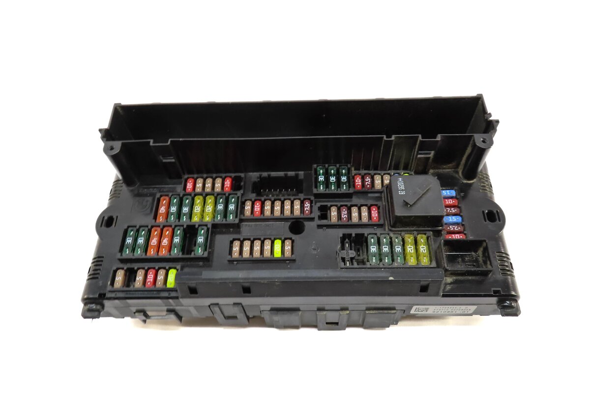 Thumbnail 2: 2011 BMW 535i (F10) FRONT POWER DISTRIBUTION FUSE BOX