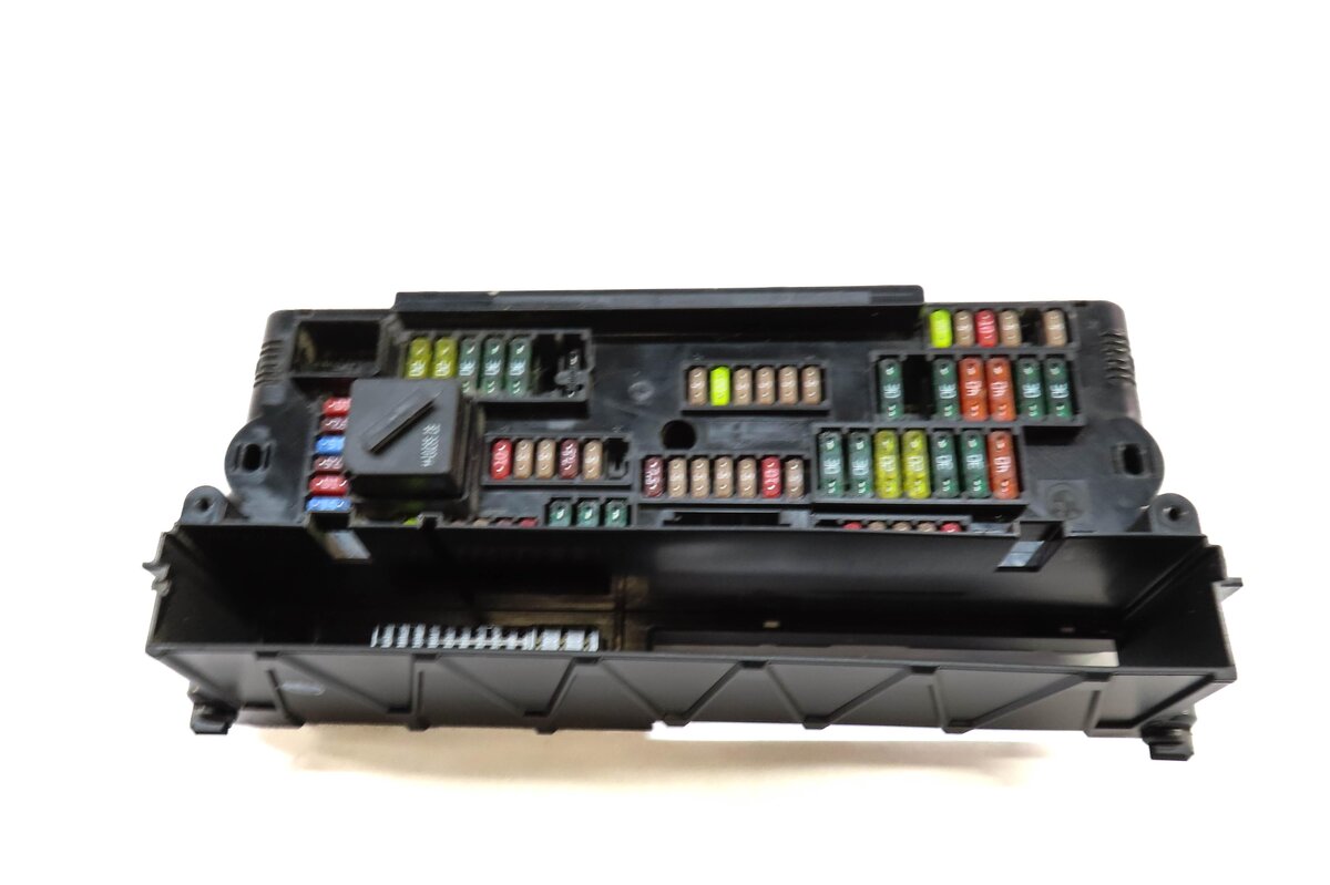 Thumbnail 3: 2011 BMW 535i (F10) FRONT POWER DISTRIBUTION FUSE BOX