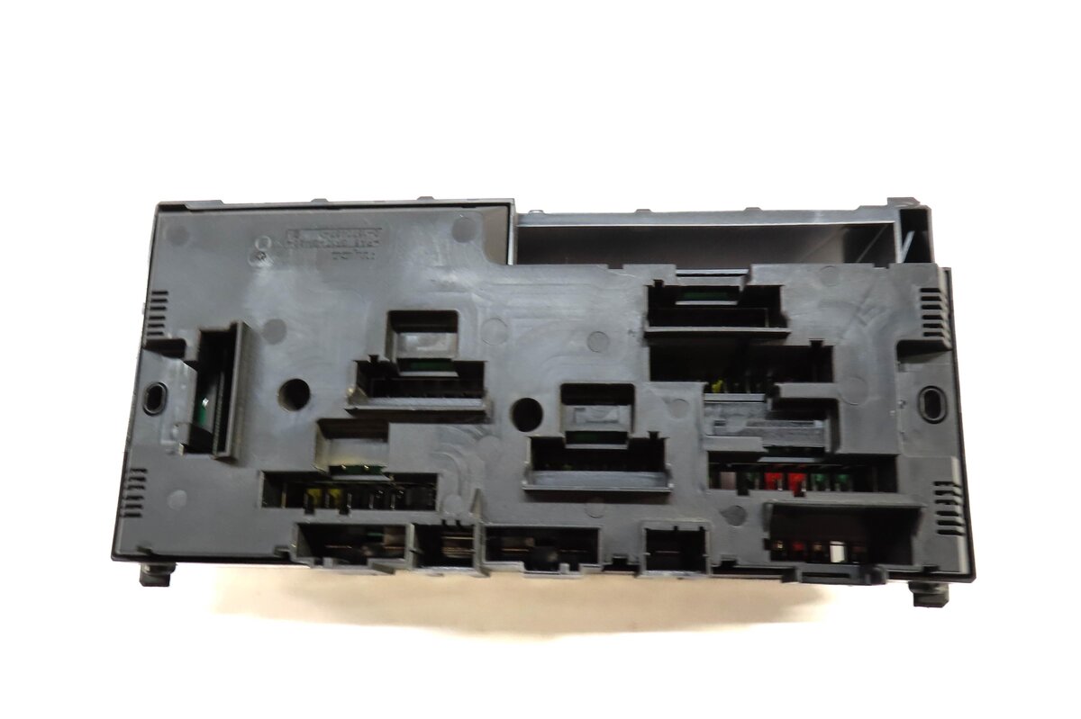 Thumbnail 4: 2011 BMW 535i (F10) FRONT POWER DISTRIBUTION FUSE BOX