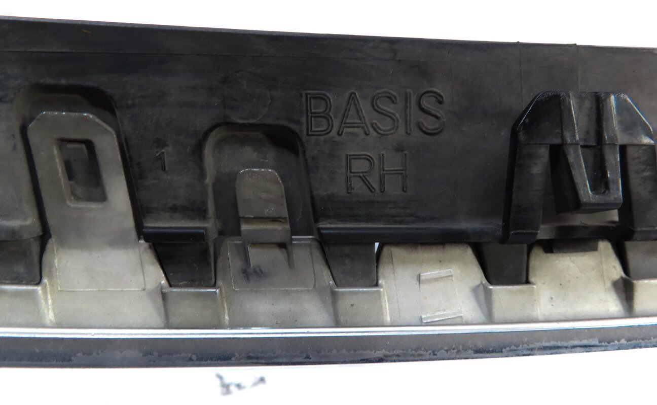 Thumbnail 7: 11-13 BMW 528i 535i 550i (F10) FRONT LEFT & RIGHT HOOD VENT GRILLE SET (CHROME)