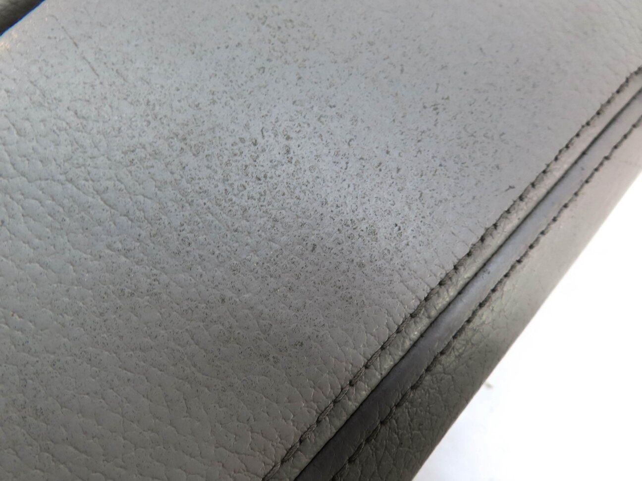 Thumbnail 8: 2011 BMW 528i 535i 550i (F10) FRONT CENTER CONSOLE ARM REST LID (GRAY LEATHER)
