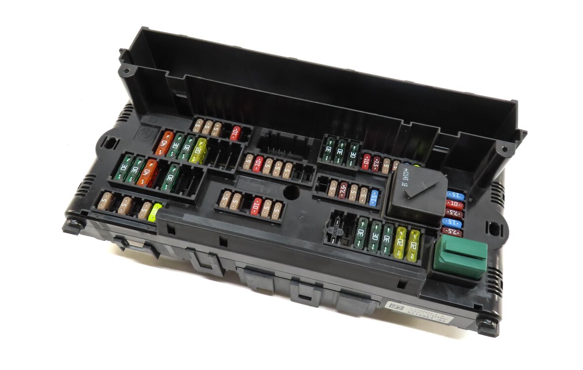 Thumbnail 1: 2011 BMW X3 (F25) FRONT POWER DISTRIBUTION BOX 9210863
