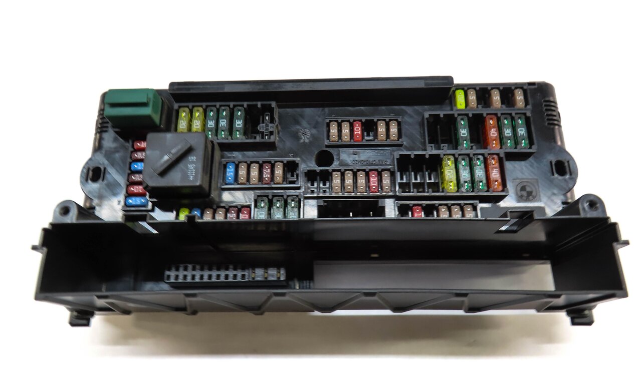 Thumbnail 3: 2011 BMW X3 (F25) FRONT POWER DISTRIBUTION BOX 9210863