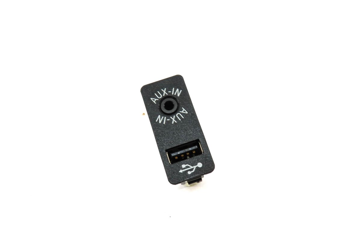 Thumbnail 1: 2013 BMW M5 (F10) RADIO STEREO AUX AUDIO INPUT JACK w/ USB 9237654