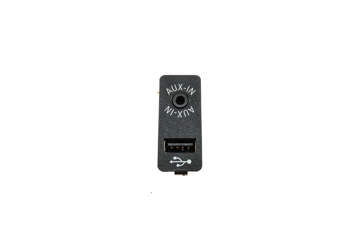 Thumbnail 2: 2013 BMW M5 (F10) RADIO STEREO AUX AUDIO INPUT JACK w/ USB 9237654