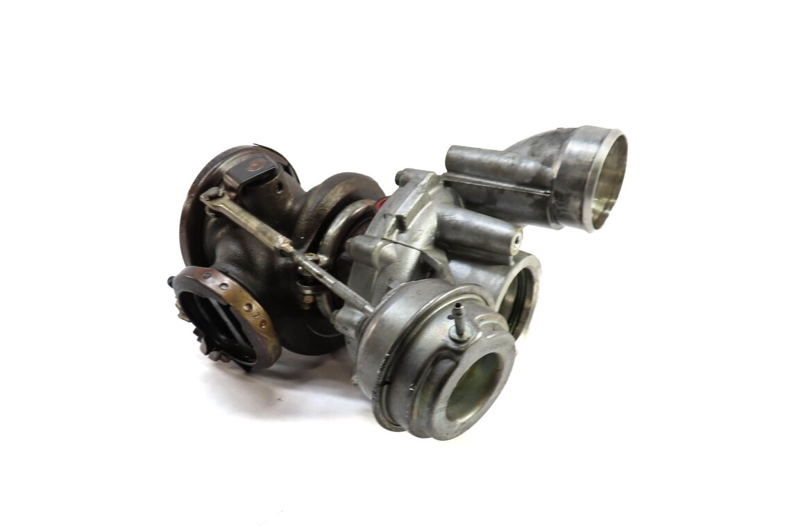 Thumbnail 1: 12-15 BMW M5 M6 ///M (F06 F10 F12 F13) 4.4L S63 ENGINE LEFT TURBO TURBOCHARGER