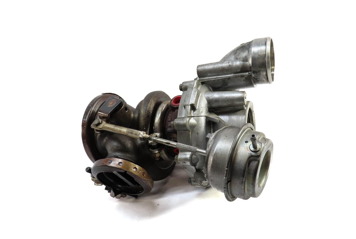 Thumbnail 2: 12-15 BMW M5 M6 ///M (F06 F10 F12 F13) 4.4L S63 ENGINE LEFT TURBO TURBOCHARGER