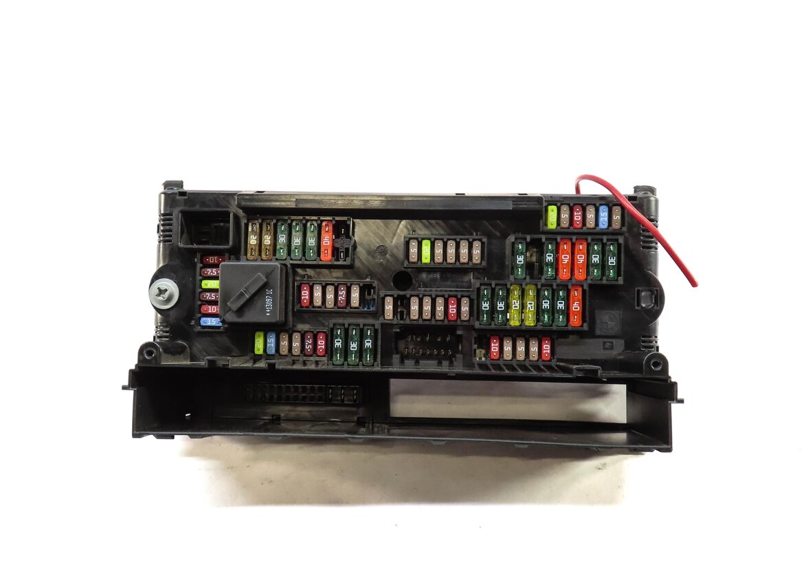 Thumbnail 3: 2013 BMW M5 (F10) FRONT POWER DISTRIBUTION FUSE RELAY BOX