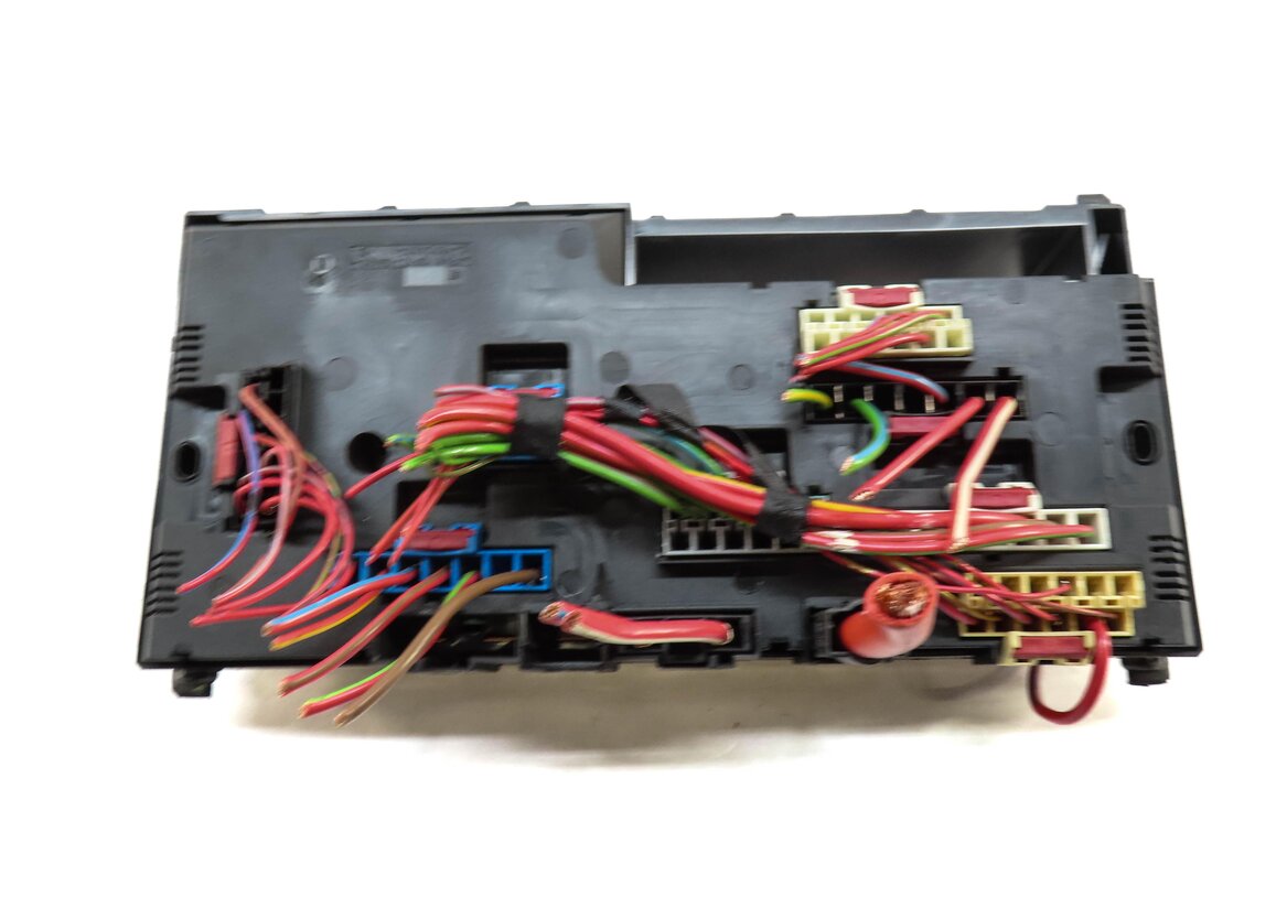Thumbnail 4: 2013 BMW M5 (F10) FRONT POWER DISTRIBUTION FUSE RELAY BOX