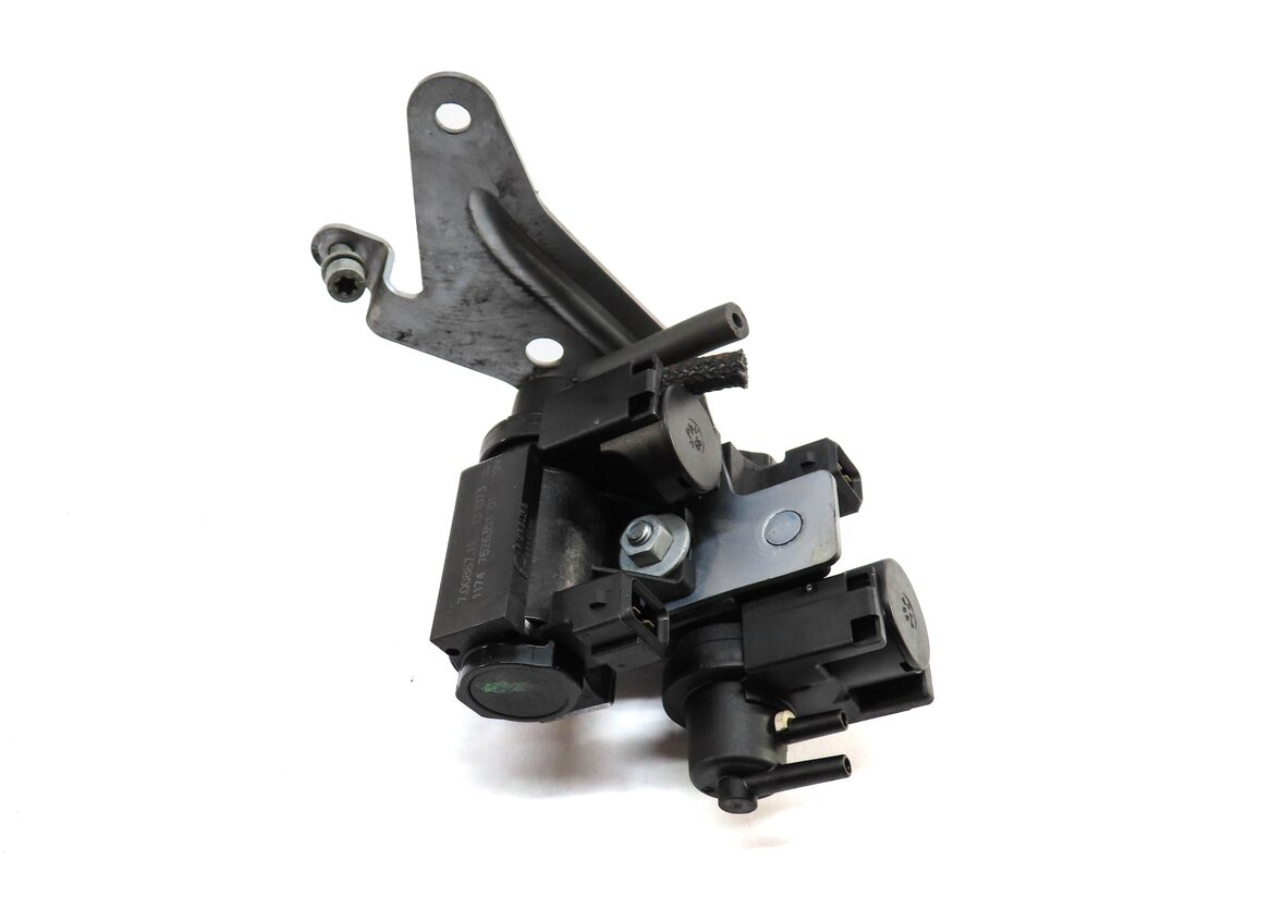 Thumbnail 2: 2013 BMW M5 (F10) 4.4L S63T ENGINE TURBO BOOST VACUUM SOLENOID SET OF 2