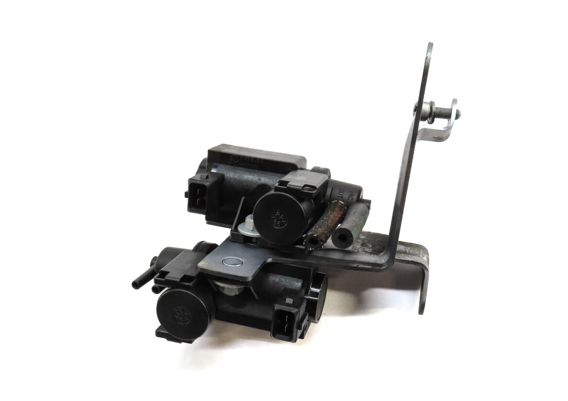 Thumbnail 3: 2013 BMW M5 (F10) 4.4L S63T ENGINE TURBO BOOST VACUUM SOLENOID SET OF 2