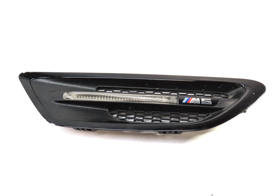 2013 BMW M5 (F10) FRONT RIGHT PASSENGER FENDER MARKER LIGHT & VENT TRIM (BLACK)