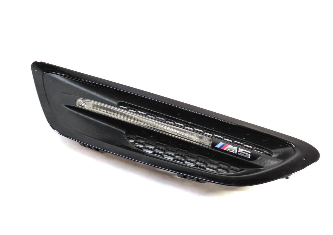 Thumbnail 3: 2013 BMW M5 (F10) FRONT RIGHT PASSENGER FENDER MARKER LIGHT & VENT TRIM (BLACK)