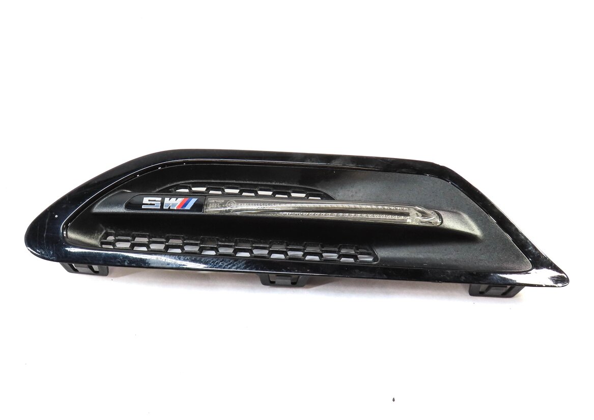 Thumbnail 4: 2013 BMW M5 (F10) FRONT RIGHT PASSENGER FENDER MARKER LIGHT & VENT TRIM (BLACK)