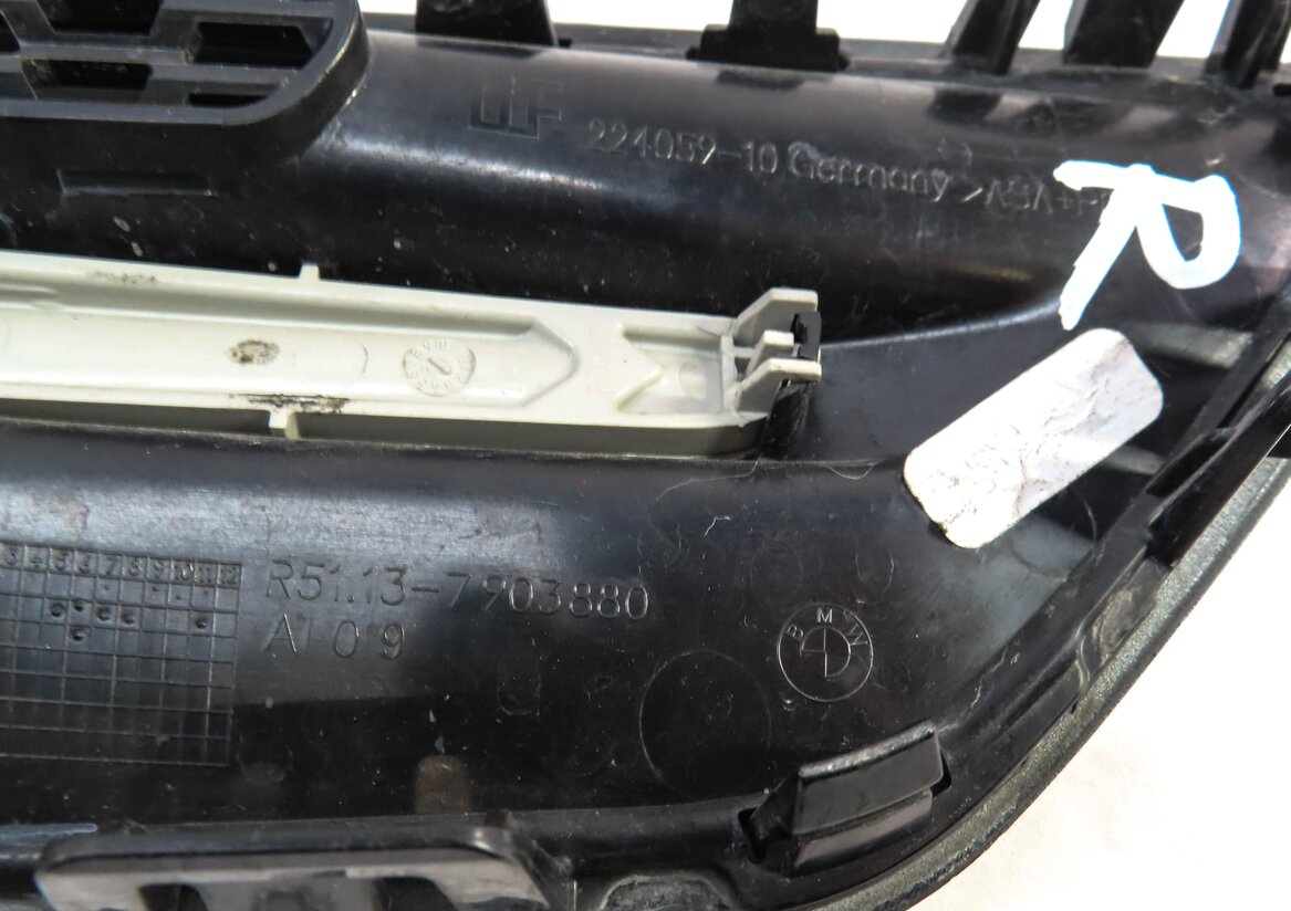 Thumbnail 6: 2013 BMW M5 (F10) FRONT RIGHT PASSENGER FENDER MARKER LIGHT & VENT TRIM (BLACK)