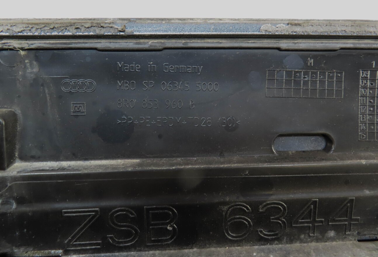 Thumbnail 6: 2015 AUDI SQ5 (B8) FRONT RIGHT PASSENGER LOWER DOOR TRIM MOULDING (GRAY)