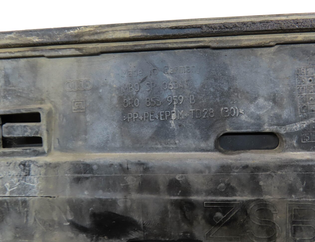 Thumbnail 6: 2015 AUDI SQ5 (B8) FRONT LEFT DRIVER LOWER DOOR TRIM MOULDING PANEL (GRAY 0C)