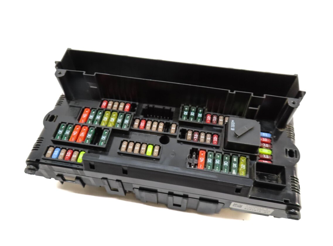 2013 BMW 535i (F10) FRONT POWER DISTRIBUTION FUSE BOX
