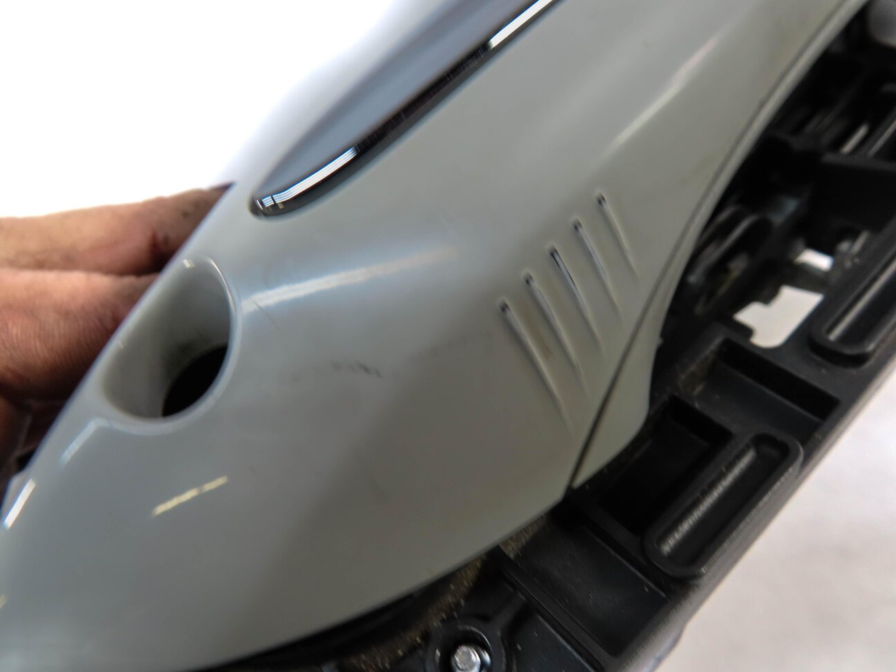 Thumbnail 6: 11-16 BMW 528i 535i 550i M5 (F10) LEFT FRONT DRIVER COMFORT DOOR HANDLE (WHITE)