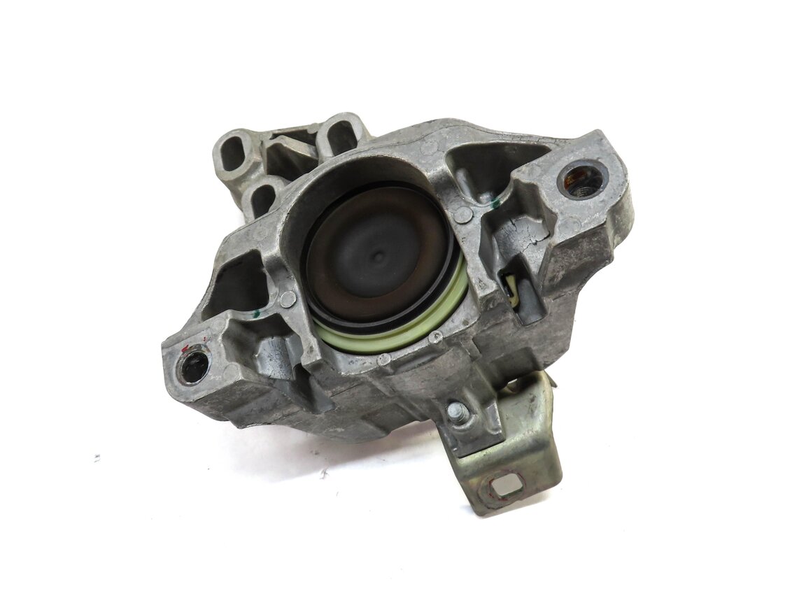 2014 MERCEDES CLA250 (C117) 2.0L M270 TURBO ENGINE TRANSMISSION MOUNT BRACKET