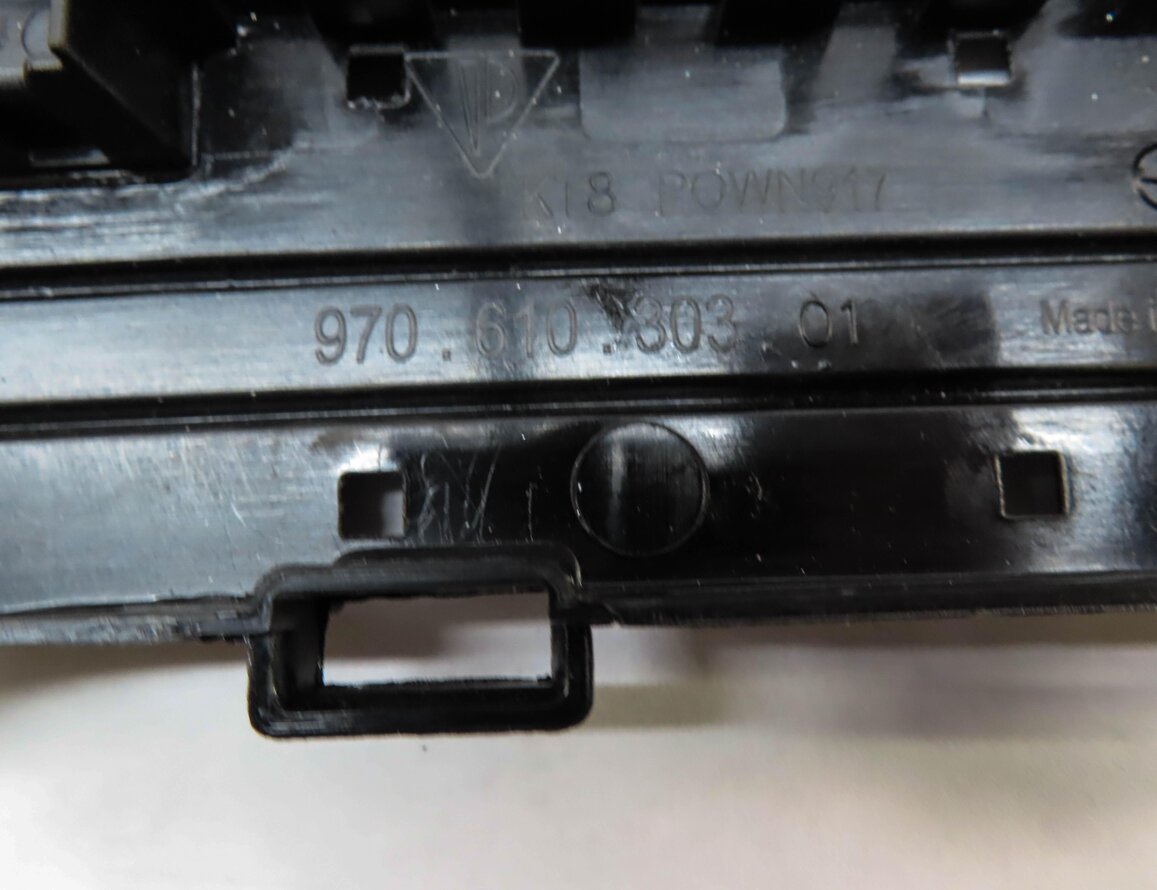 Thumbnail 5: 2012 PORSCHE PANAMERA (970 G1) POWER DISTRIBUTION FUSE RELAY BOX