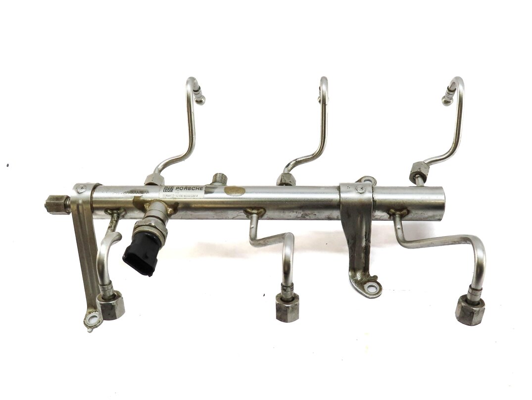 Thumbnail 2: 2012 PORSCHE PANAMERA (970 G1) 3.6L M46 V6 ENGINE FUEL RAIL w/ LINES