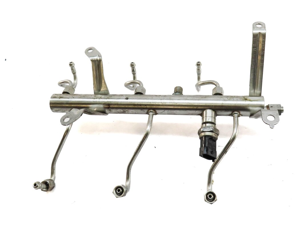 Thumbnail 4: 2012 PORSCHE PANAMERA (970 G1) 3.6L M46 V6 ENGINE FUEL RAIL w/ LINES