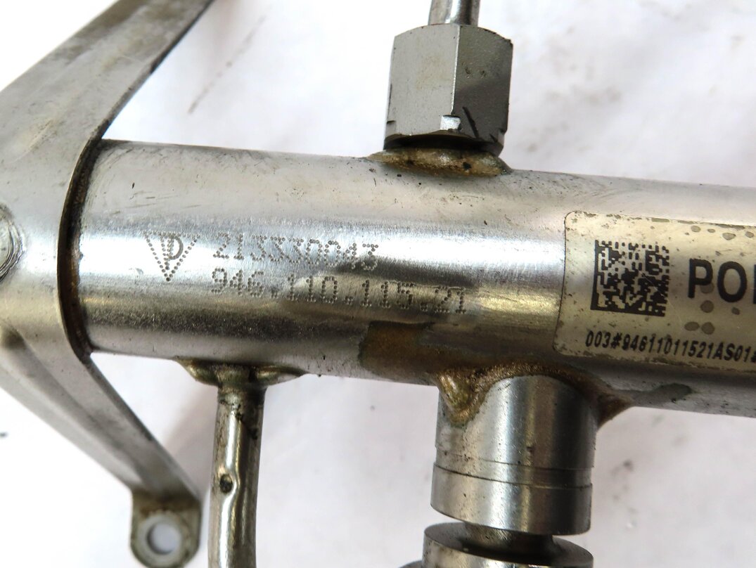 Thumbnail 5: 2012 PORSCHE PANAMERA (970 G1) 3.6L M46 V6 ENGINE FUEL RAIL w/ LINES