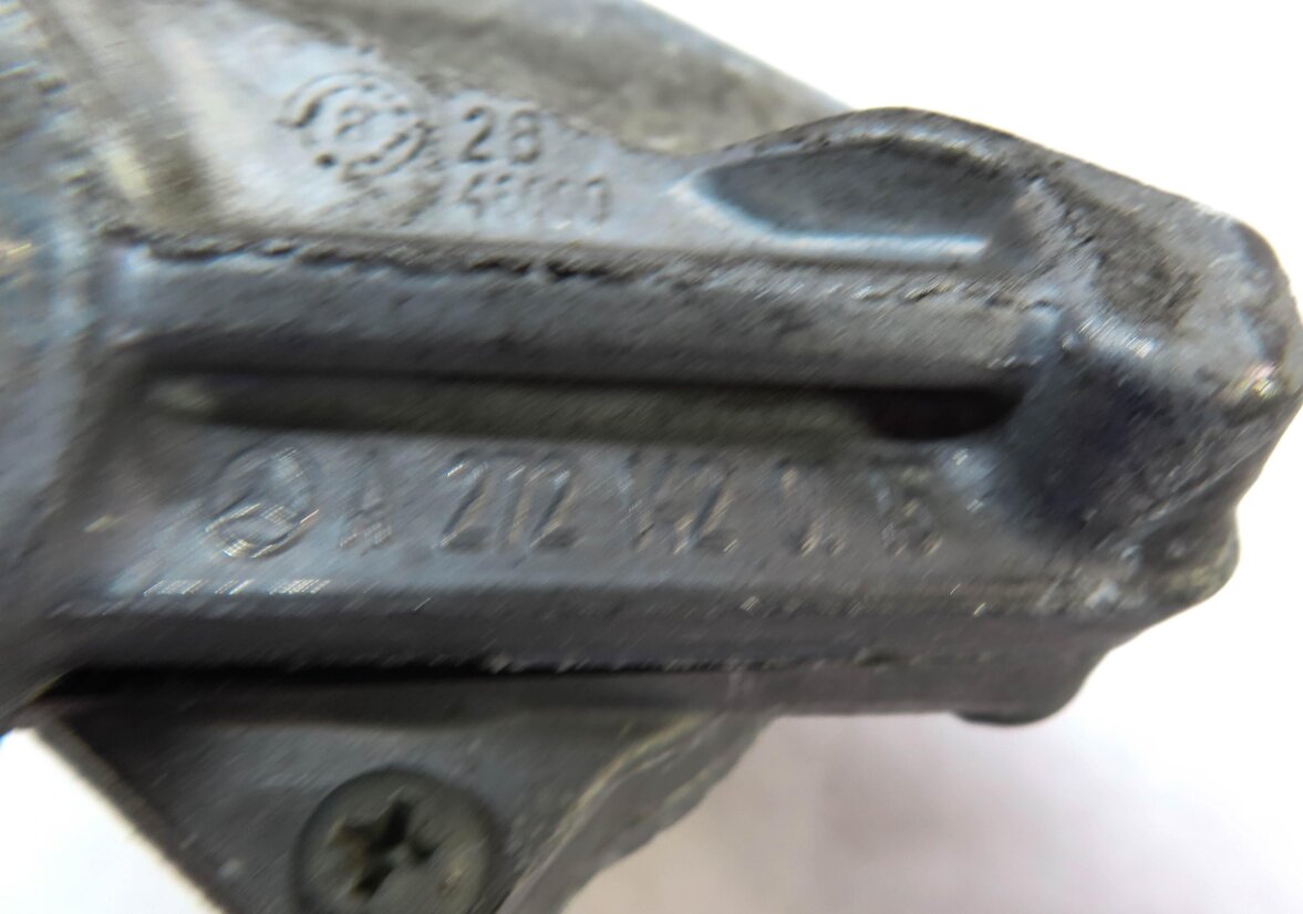Thumbnail 5: 2009 MERCEDES GL450 X164 4.6L (273.923) ENGINE LEFT DRIVER SIDE AIR CHECK VALVE